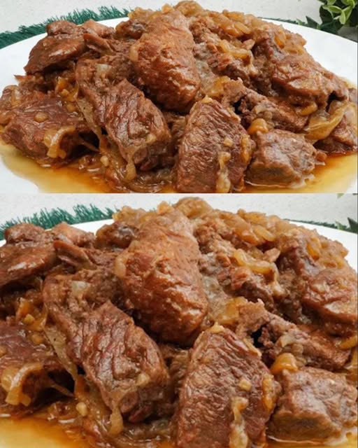 Curățați carnea de pielițe și tăiați-o în bucăți mai mari. Puneți-o într-o tigaie/tavă și adăugați 50 ml apă. Tăiați 400 g ceapă în semilune și așezați-o peste carne. Deasupra puneți cubulețele de unt, acoperiți cu capac și puneți pe foc mare. Când începe să fiarbă și untul s-a topit, reduceți temperatura la mediu-scăzut. Gătiți acoperit timp de 60 de minute, agitând ușor din când în când. După acest timp, adăugați sare, piper, usturoiul tocat mărunt, oțetul și condimentele preferate. Amestecați și continuați să gătiți la foc mic încă 60–90 de minute sau până când carnea este foarte fragedă. Între timp, curățați vinetele și tăiați-le felii, la fel și dovleceii. Presărați sare și lăsați-le deoparte 5–10 minute pentru a elimina excesul de apă. Ștergeți-le cu prosoape de hârtie. Ungeți o tigaie cu puțin ulei folosind o pensulă de silicon și încălziți-o la foc mediu. Puneți feliile de vinete în tigaie și acoperiți cu capac. Prăjiți-le 2 minute pe o parte, apoi întoarceți-le și prăjiți încă 1 minut. Procedați la fel cu feliile de dovlecel. Scoateți legumele pe o farfurie și lăsați-le deoparte. În aceeași tigaie, prăjiți ceapa tăiată în semilune timp de 2 minute. Adăugați ardeiul tocat și prăjiți încă 2 minute. Presărați sare și amestecați. Peste amestecul de legume adăugați roșiile tăiate rondele sau bucăți mai mari, apoi condimentați. Așezați deasupra feliile de dovlecei și vinete, condimentați din nou și presărați usturoi tocat mărunt. Adăugați un nou strat de roșii și condimente după gust. Acoperiți și gătiți la foc mic timp de 5–7 minute. La final, adăugați mărar și pătrunjel tocați fin, amestecați și potriviți de sare dacă este nevoie. Serviți carnea stropită cu sosul format în timpul gătirii și garnisiți cu legumele sotate. Curățați carnea de pielițe și tăiați-o în bucăți mai mari. Puneți-o într-o tigaie/tavă și adăugați 50 ml apă. Tăiați 400 g ceapă în semilune și așezați-o peste carne.
Deasupra puneți cubulețele de unt, acoperiți cu capac și puneți pe foc mare. Când începe să fiarbă și untul s-a topit, reduceți temperatura la mediu-scăzut. Gătiți acoperit timp de 60 de minute, agitând ușor din când în când.
După acest timp, adăugați sare, piper, usturoiul tocat mărunt, oțetul și condimentele preferate. Amestecați și continuați să gătiți la foc mic încă 60–90 de minute sau până când carnea este foarte fragedă.
Între timp, curățați vinetele și tăiați-le felii, la fel și dovleceii. Presărați sare și lăsați-le deoparte 5–10 minute pentru a elimina excesul de apă. Ștergeți-le cu prosoape de hârtie.
Ungeți o tigaie cu puțin ulei folosind o pensulă de silicon și încălziți-o la foc mediu. Puneți feliile de vinete în tigaie și acoperiți cu capac. Prăjiți-le 2 minute pe o parte, apoi întoarceți-le și prăjiți încă 1 minut. Procedați la fel cu feliile de dovlecel. Scoateți legumele pe o farfurie și lăsați-le deoparte.
În aceeași tigaie, prăjiți ceapa tăiată în semilune timp de 2 minute. Adăugați ardeiul tocat și prăjiți încă 2 minute. Presărați sare și amestecați.
Peste amestecul de legume adăugați roșiile tăiate rondele sau bucăți mai mari, apoi condimentați. Așezați deasupra feliile de dovlecei și vinete, condimentați din nou și presărați usturoi tocat mărunt.
Adăugați un nou strat de roșii și condimente după gust. Acoperiți și gătiți la foc mic timp de 5–7 minute. La final, adăugați mărar și pătrunjel tocați fin, amestecați și potriviți de sare dacă este nevoie.
Serviți carnea stropită cu sosul format în timpul gătirii și garnisiți cu legumele sotate.