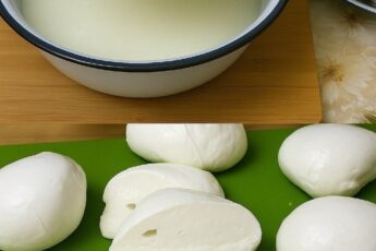 Mozzarella de casă în 30 de minute: o preparăm din lapte din magazin, iese moale, ca în Italia.