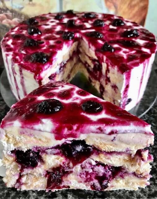 Tort rapid cu biscuiți, mascarpone și gem de afine, fără coacere Tort rapid cu biscuiți, mascarpone și gem de afine, fără coacere